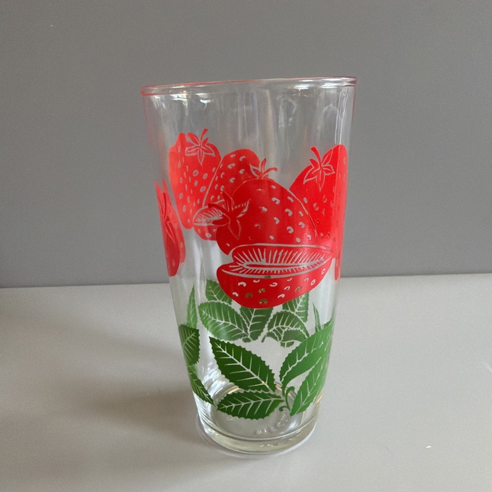 Vintage Pint Drinking Glass Tumbler Retro Strawberries Red Green - Picture 2 of 5